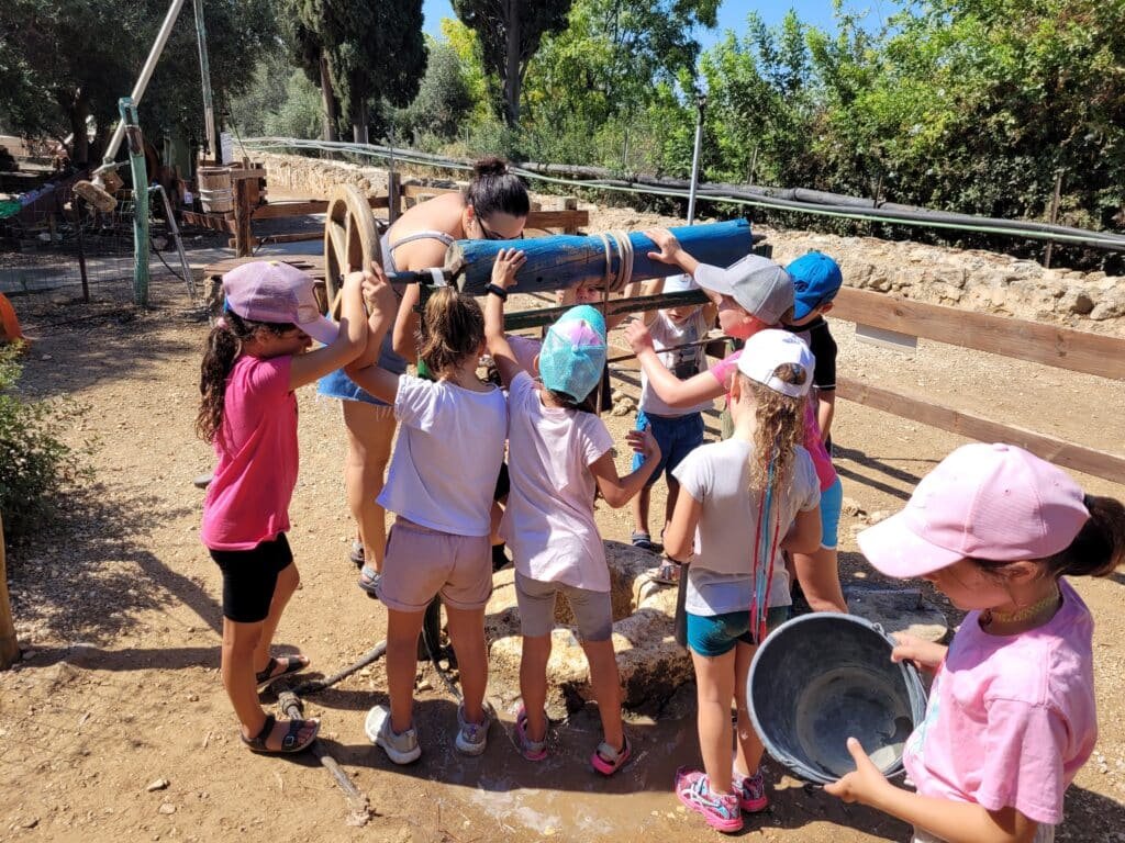 ילדי גן בשאיבת מים מבארות עתיקות