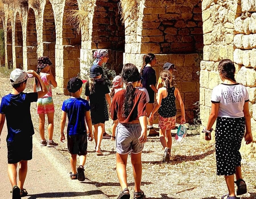 קבוצת ילדים לאורך קשתות האקוודוקט